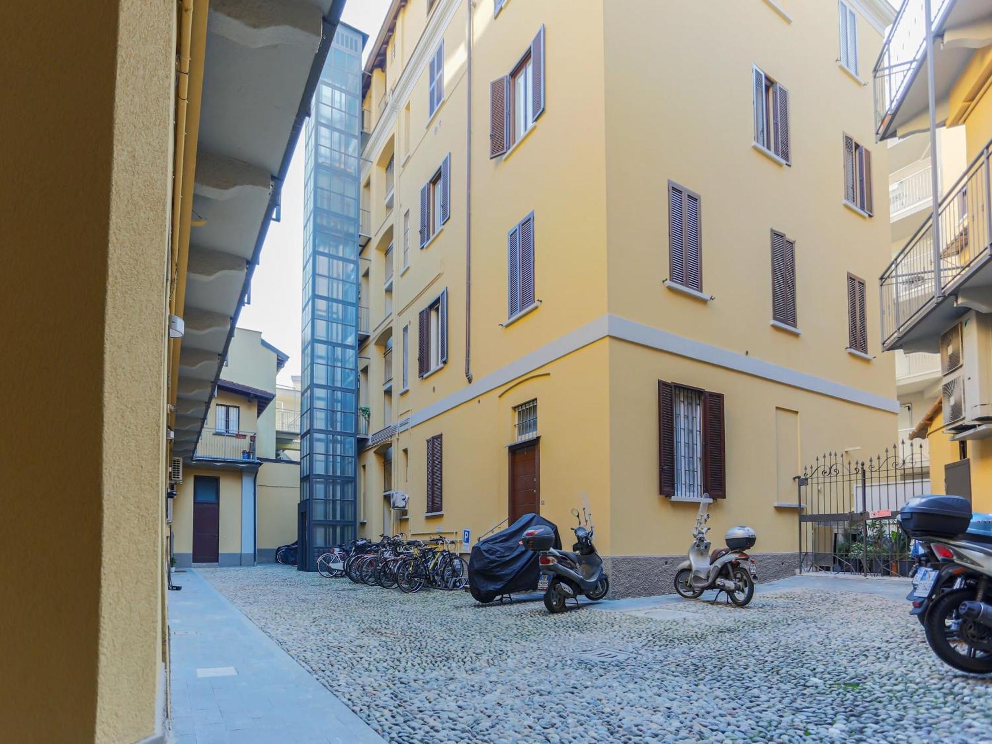 The Best Rent - Spacious Two Bedrooms Apartment Near Porta Romana Milan Bagian luar foto